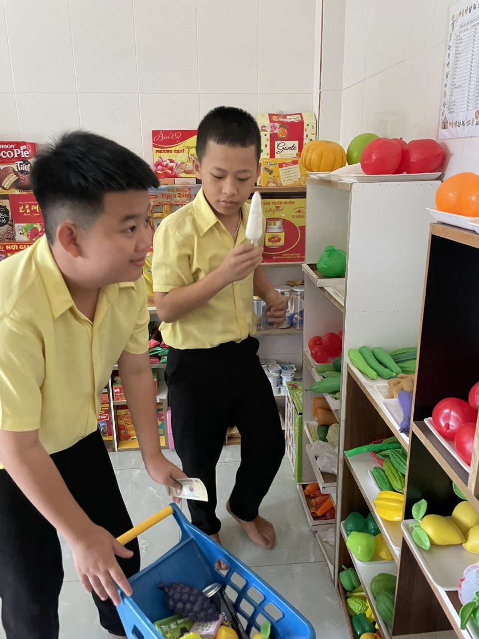 Hình ảnh kỹ năng đi siêu thị 5